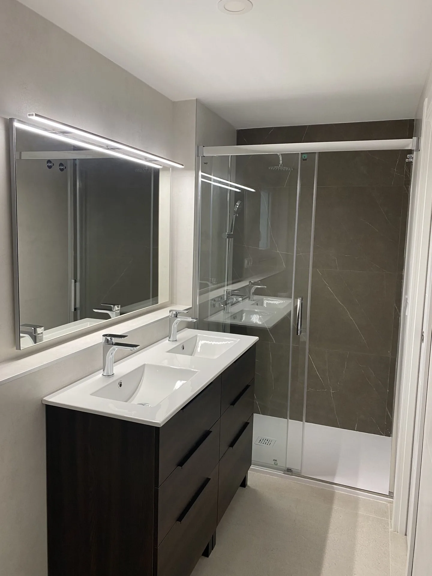 Baño moderno reformado en Valencia — Ápice