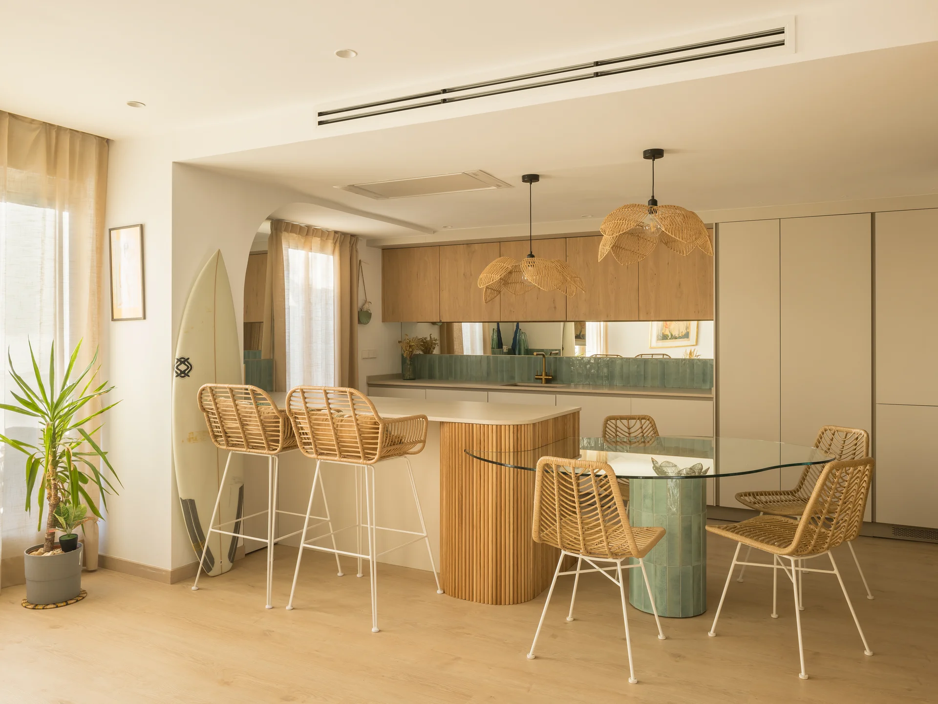 Cocina abierta reformada en Valencia — Ápice